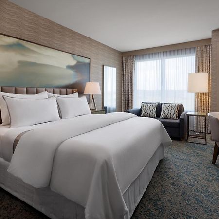 Отель The Westin Calgary Airport Экстерьер фото